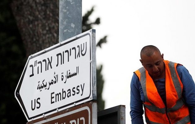 Μπήκαν οι πρώτες πινακίδες στην Ιερουσαλήμ που γράφουν προς «Πρεσβεία ΗΠΑ»