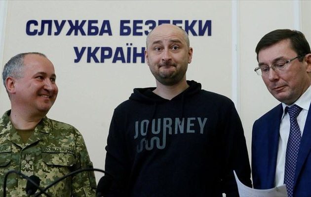 Μαλλιά κουβάρια Ρωσία-Ουκρανία για τον δημοσιογράφο «πτώμα» – Μόσχα: Στήσατε «μασκαράτα»