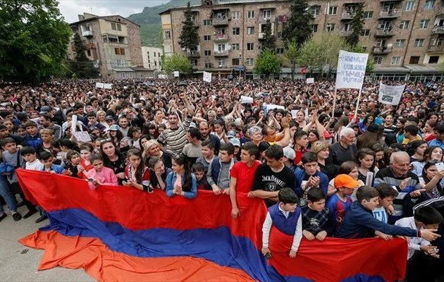 Στους δρόμους χιλιάδες Αρμένιοι μετά το κάλεσμα Πασινιάν