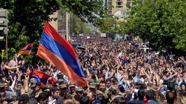 Κλιμακώνουν τις κινητοποιήσεις οι διαδηλωτές στην Αρμενία με “μπλόκα” σε δρόμους-αεροδρόμια