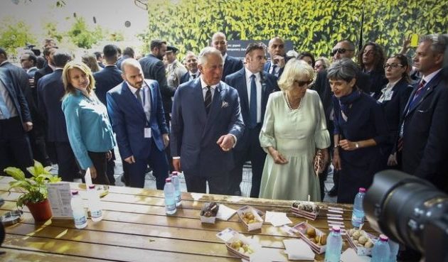 Ο πρίγκηπας Κάρολος πήγε για κουλούρι και λουκουμάδες στην πλατεία Αγίας Ειρήνης (φωτο)