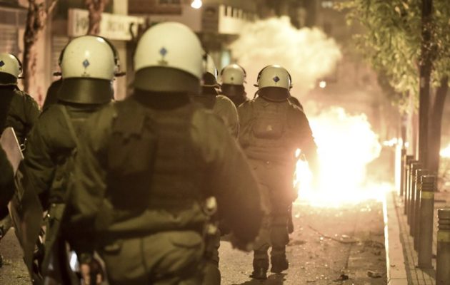 Συμπλοκές κουκουλοφόρων και ΜΑΤ στα Εξάρχεια