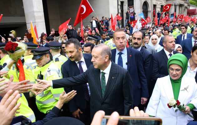 Ισλαμιστικό πανηγύρι γύρω από τον Ερντογάν στο Λονδίνο – Τούρκοι επιτέθηκαν σε Κούρδους διαδηλωτές