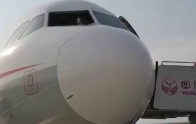 Απίστευτο: Έσπασε τζάμι και «ρούφηξε» τον συγκυβερνήτη στον αέρα (βίντεο)