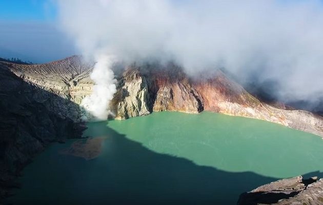 Το μοναδικό ηφαίστειο στον κόσμο που οι φλόγες του φαίνονται μπλε (βίντεο)