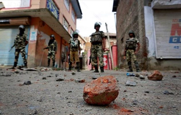 Με αληθινές σφαίρες “γάζωσαν” Ινδούς διαδηλωτές – Τουλάχιστον 12 νεκροί