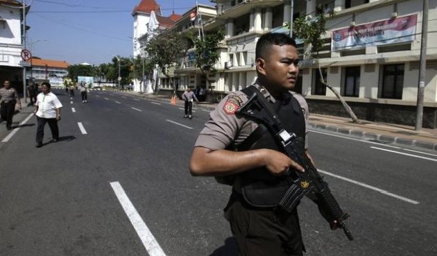 Επιτέθηκαν με σπαθιά και εκρηκτικά σε αρχηγείο της αστυνομίας στην Ινδονησία