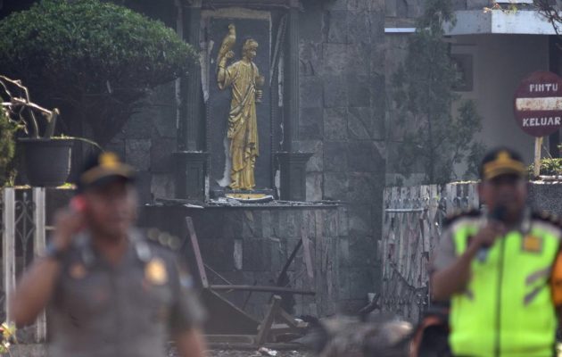 Τζιχαντιστές πραγματοποίησαν βομβιστικές επιθέσεις σε εκκλησίες στην Ινδονησία – Δεκάδες τα θύματα