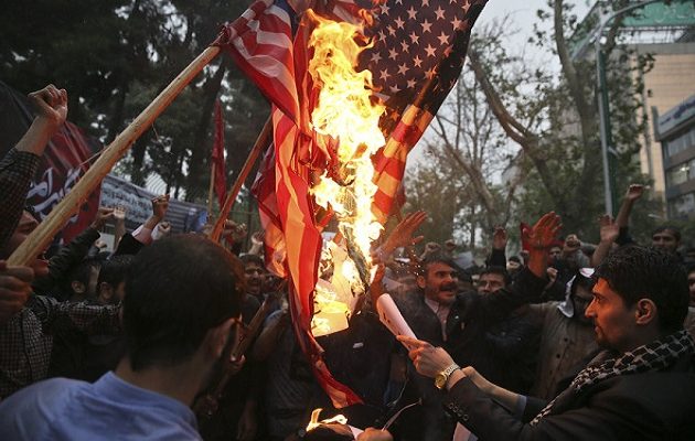 Ιρανοί φοιτητές διαδήλωσαν έξω από την πρώην πρεσβεία των ΗΠΑ στην Τεχεράνη (φωτο)