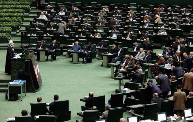 Ποια είναι η απάντηση της ιρανικής Βουλής στην απόφαση Τραμπ για τα πυρηνικά
