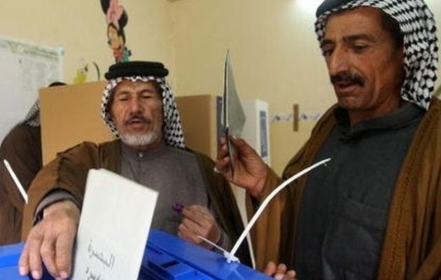 Εκλογές Ιράκ: Υποψήφιος μοιράζει πιστόλια για να τον ψηφίσουν – Άλλος μοιράζει εσώρουχα