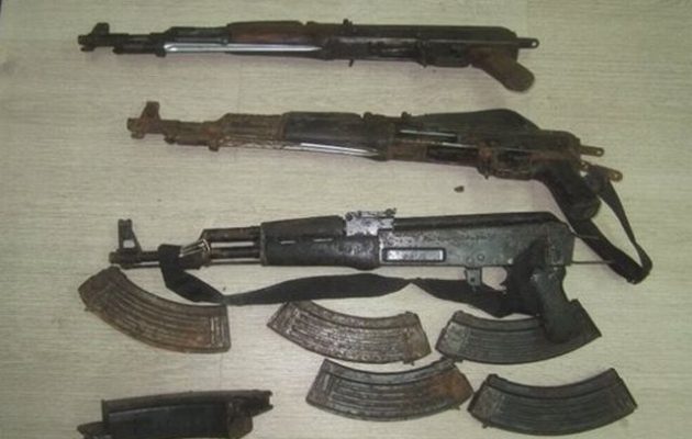 Συνελήφθη Αλβανός που είχε κρύπτη με καλάσνικοφ και σφαίρες σε ελληνικό έδαφος