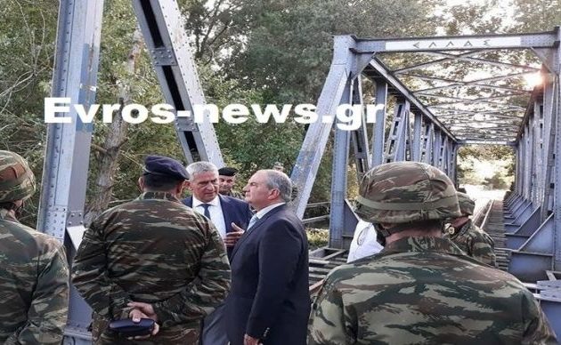 Ο Κώστας Καραμανλής με τους φαντάρους στον Έβρο λίγα μέτρα από το τουρκικό έδαφος