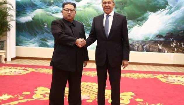 Τα πρώτα λόγια του Λαβρόφ στον Κιμ μόλις τον συνάντησε στη Βόρεια Κορέα