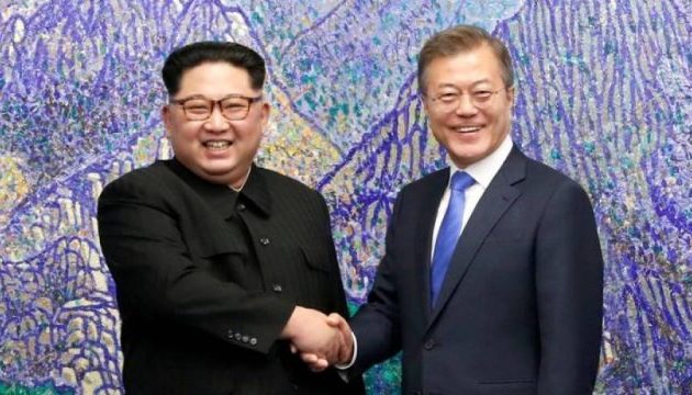 Στα ύψη η δημοτικότητα του νοτιοκορεάτη Προέδρου μετά την ιστορική συνάντησή του με τον Κιμ