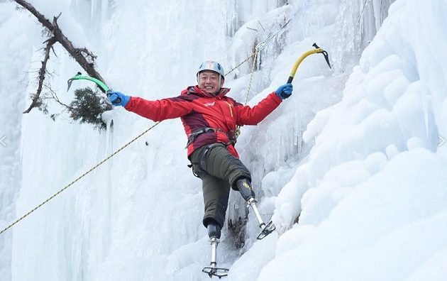 70χρονος χωρίς πόδια ανέβηκε στην υψηλότερη κορυφή του κόσμου
