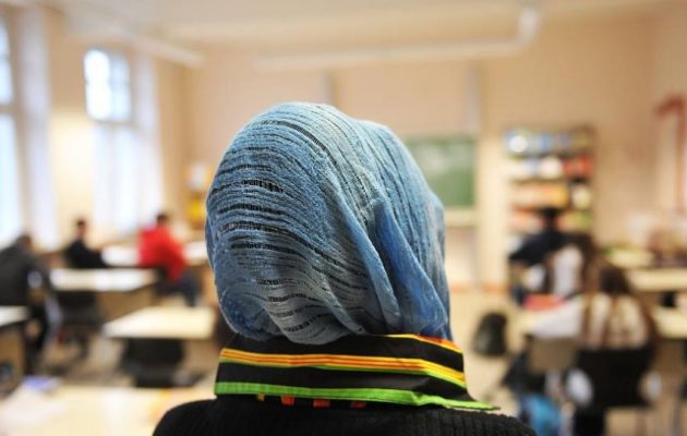 Απαγορεύεται να φοράνε μαντίλα οι μουσουλμάνες δασκάλες στο Βερολίνο