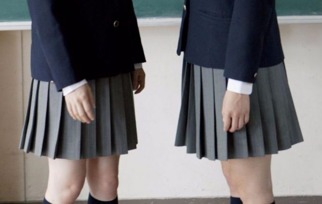 Δασκάλα στη Λέσβο αποφάσισε να ντύσει με φούστες τα αγόρια της Έκτης τάξης δημοτικού