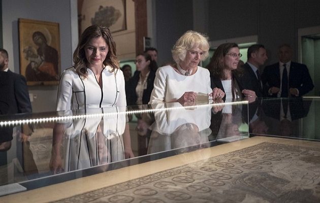 H εντυπωσιακή Μπέτυ Μπαζιάνα ξενάγησε την Καμίλα στο Μουσείο Μπενάκη (φωτο)