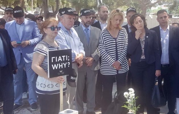 Σιωπηλή διαμαρτυρία πάνω από τα σπασμένα εβραϊκά μνήματα στο Τρίτο Νεκροταφείο