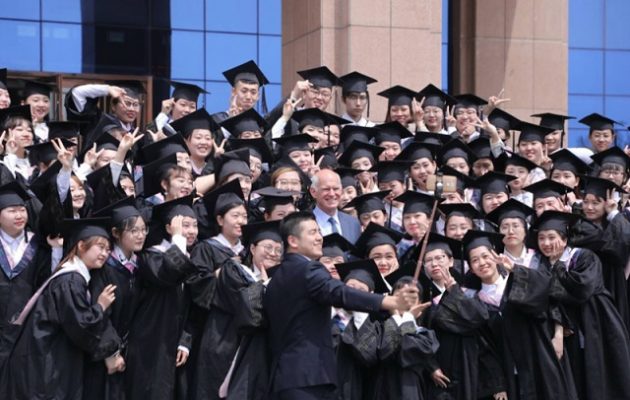 Στην Κίνα για διαλέξεις ο Παπανδρέου – Φοιτητές στριμώχνονται για μια φωτογραφία μαζί του