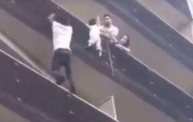Ηρωισμός: Σκαρφάλωσε 4 ορόφους για να σώσει παιδί που κρεμόταν στο κενό (βίντεο)