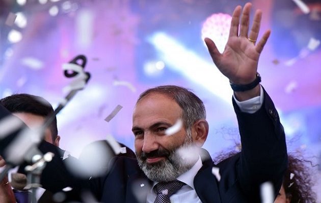 Ποιος είναι ο νέος πρωθυπουργός Νικόλ Πασινιάν που αλλάζει το πολιτικό τοπίο στην Αρμενία