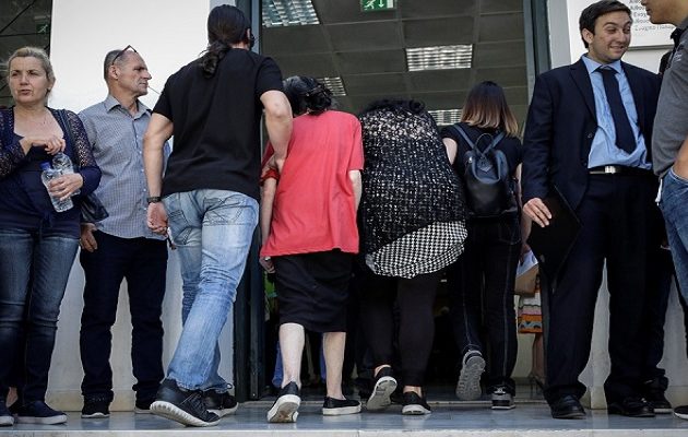 Ανατριχιαστικές λεπτομέρειες για το πώς έδρασαν μάνα και κόρη και πέταξαν το βρέφος στα σκουπίδια