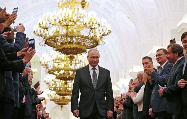 Το Κρεμλίνο διαψεύδει ότι αναζητείται τρόπος ώστε ο Πούτιν να κυβερνά για πάντα