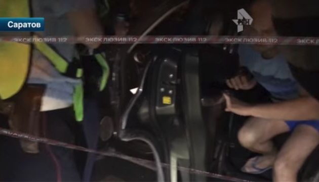 Πώς «τσάκωσαν» Ρώσο υπουργό με ξανθιά υπάλληλο στο υπουργικό αυτοκίνητο (βίντεο)