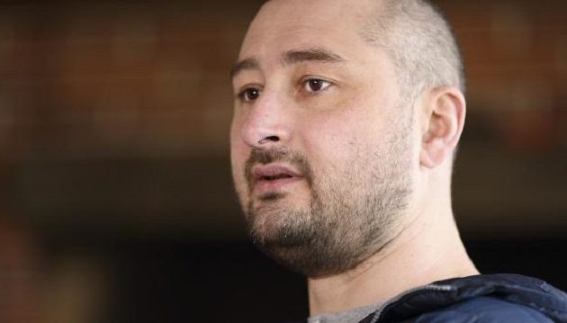 Ζωντανός ο Ρώσος δημοσιογράφος – Γιατί οι ουκρανικές μυστικές υπηρεσίες σκηνοθέτησαν τον θάνατό του