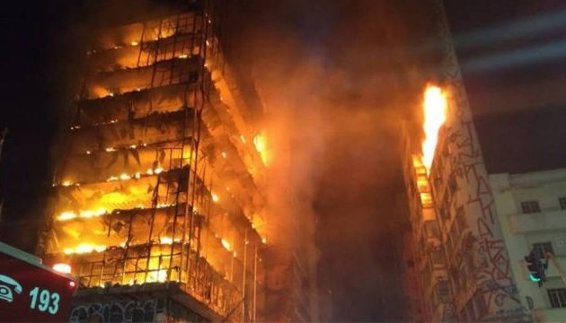 Η στιγμή που καταρρέει ολόκληρη φλεγόμενη πολυκατοικία στο Σάο Πάολο (βίντεο)