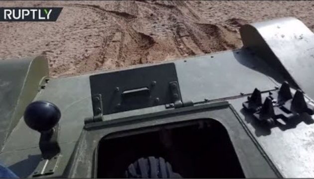 Βίντεο-ΣΟΚ: Τανκ περνάει πάνω από Ρώσο πολίτη – Γλιτώνει από θαύμα (βίντεο)