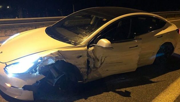 Σμπαράλια το αυτοκίνητο της Tesla που οδηγούσε μόνο του όταν πέρασε από Ελλάδα! (φωτο)