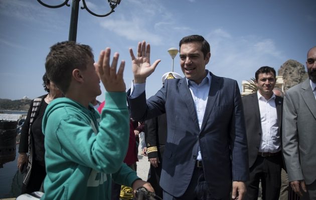 Τσίπρας: Βόλτα 40 λεπτά στην Μύρινα – Ποιός του είπε: Μην κωλώσεις! (βίντεο)