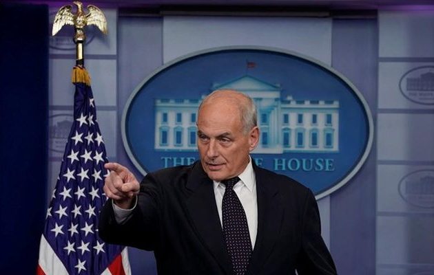 Ο προσωπάρχης του Λευκού Οίκου διαψεύδει ότι αποκαλεί τον Τραμπ “ηλίθιο”