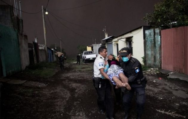 Πάνω από 25 νεκροί από έκρηξη ηφαιστείου στη Γουατεμάλα – Ξεχύθηκαν ποτάμια λάβας