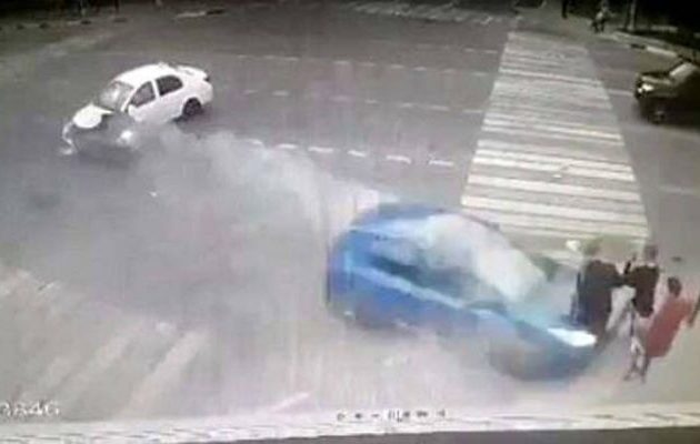 Η στιγμή που αυτοκίνητο χτυπά μαθητές και τους πετά στον αέρα – Θαύμα πώς έζησαν (βίντεο)