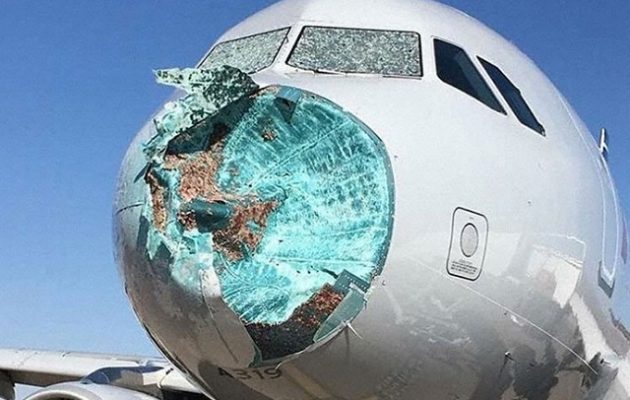 Θρίλερ στον αέρα: Χαλάζι κατέστρεψε αεροσκάφος