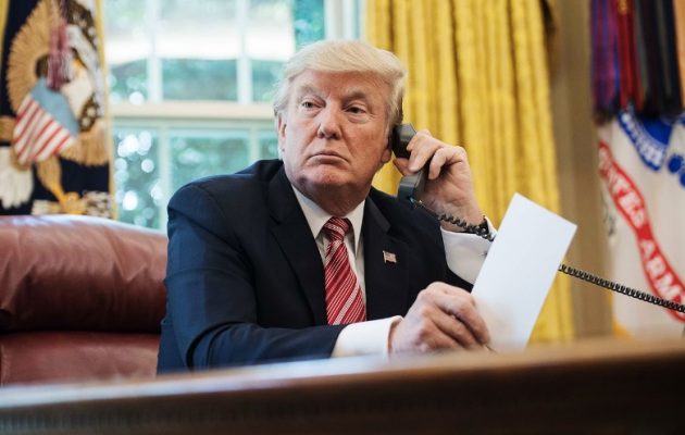 Γιατί το συνήθειο του Τραμπ να σκίζει χαρτιά έχει… φρικάρει τους αρχειοθέτες στον Λευκό Οίκο