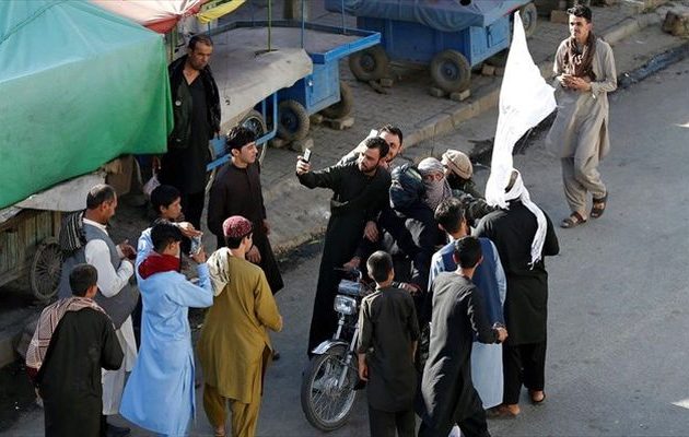 Έξαλλοι οι Ταλιμπάν με τους τζιχαντιστές που βγήκαν από τα κρησφύγετα για να βγάλουν selfies