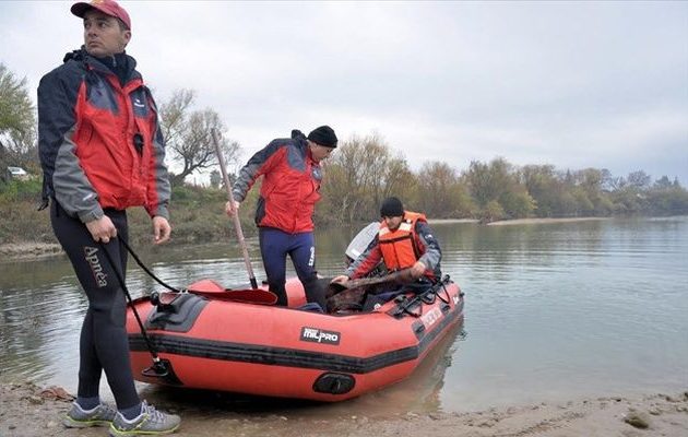 Προσπαθούν να απεγκλωβίσουν μετανάστες από νησίδα στο Δέλτα του Έβρου