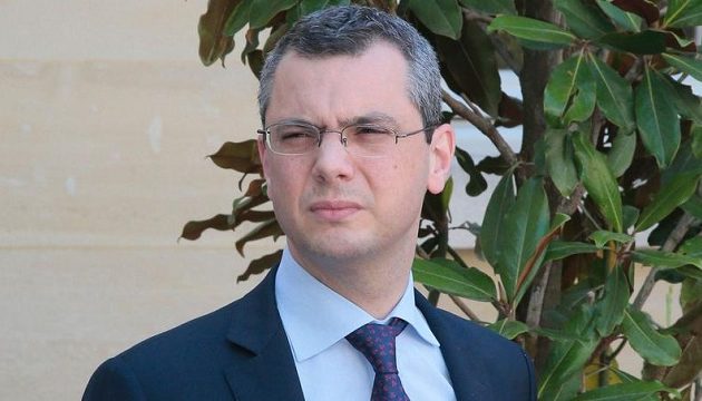 Μπλεξίματα με τη Δικαιοσύνη ο προσωπάρχης του Μακρόν – Γιατί κατηγορείται