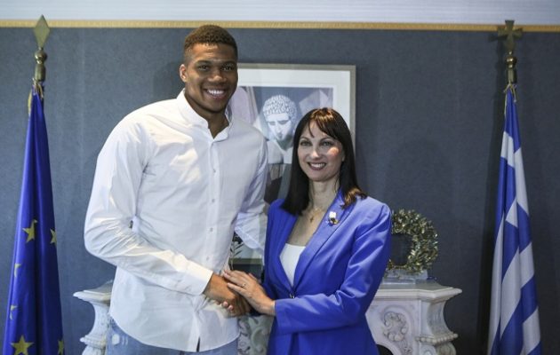 Ο Γιάννης Αντετοκούνμπο διαφημίζει την Ελλάδα: «Αν δεν έχετε έρθει στη χώρα μου, χάνετε»