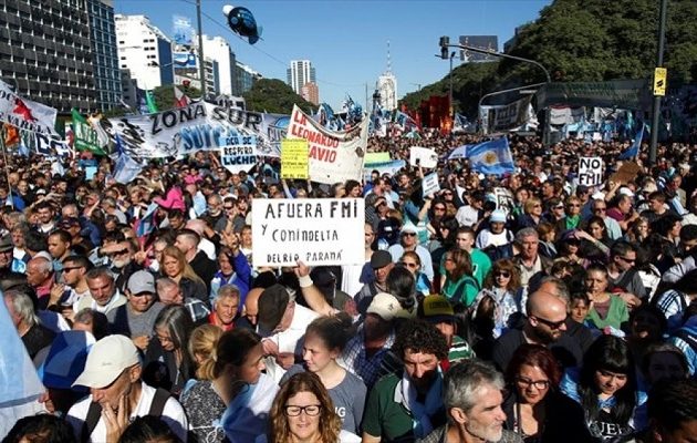 «Παραλύει» η Αργεντινή – Χιλιάδες πολίτες διαδηλώνουν κατά της συμφωνίας με ΔΝΤ