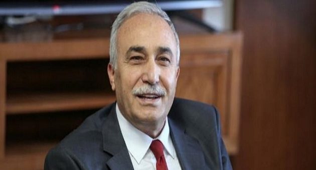 Τούρκος υπουργός χτύπησε δημοσιογράφο γιατί δεν του άρεσε η ερώτησή του (βίντεο)