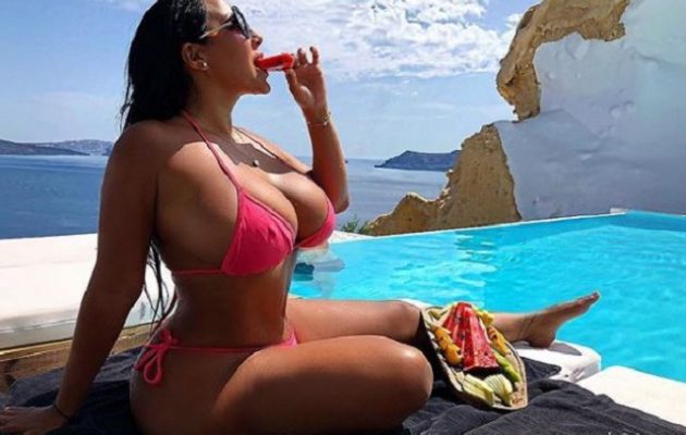 Γνωστή πορνοστάρ ήρθε στην Ελλάδα για τα γενέθλιά της (φωτο+βίντεο)