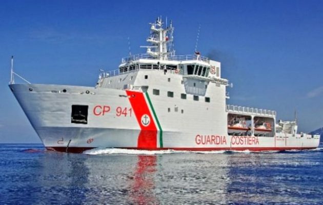 Το «Diciotti» της ιταλικής Ακτοφυλακής πλέει με 937 Αφρικανούς προς το λιμάνι της Κατάνης