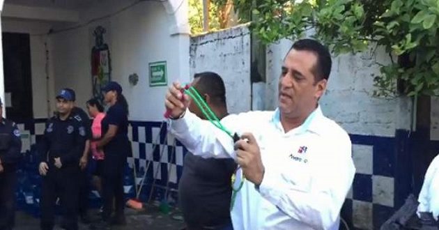 Δήμαρχος του Μεξικό αφαίρεσε τα όπλα από τους αστυνομικούς- Κρίθηκαν ακατάλληλοι (βίντεο)