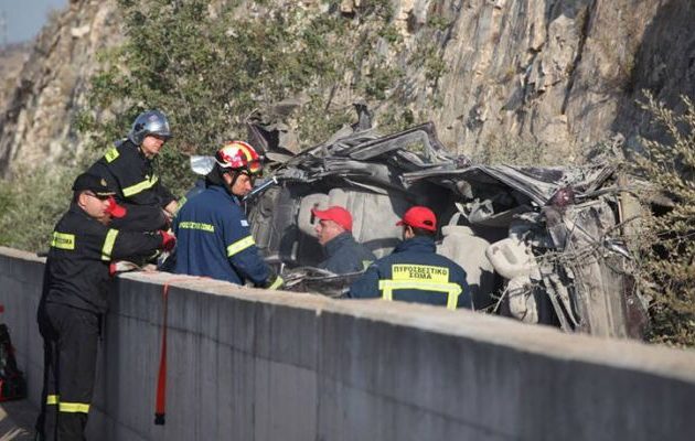 Βανάκι με πρόσφυγες έγινε άμορφη μάζα στην Εγνατία – Ανασύρονται νεκροί (φωτο)